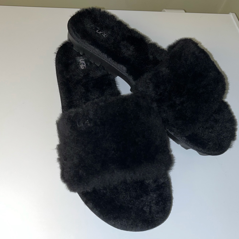 UGG Women’s Black Fur Slipper  Size 9